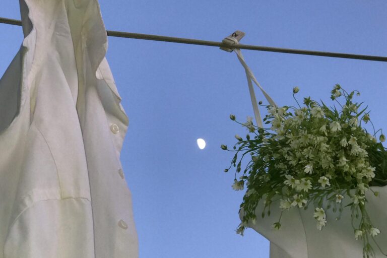 Éliminer les taches et odeurs du linge avec du sel